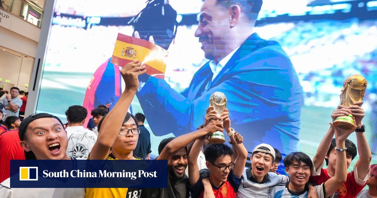 Fans cheers during the World Cup final match between Spain and Argentina (Ảnh: Sun Yeung)