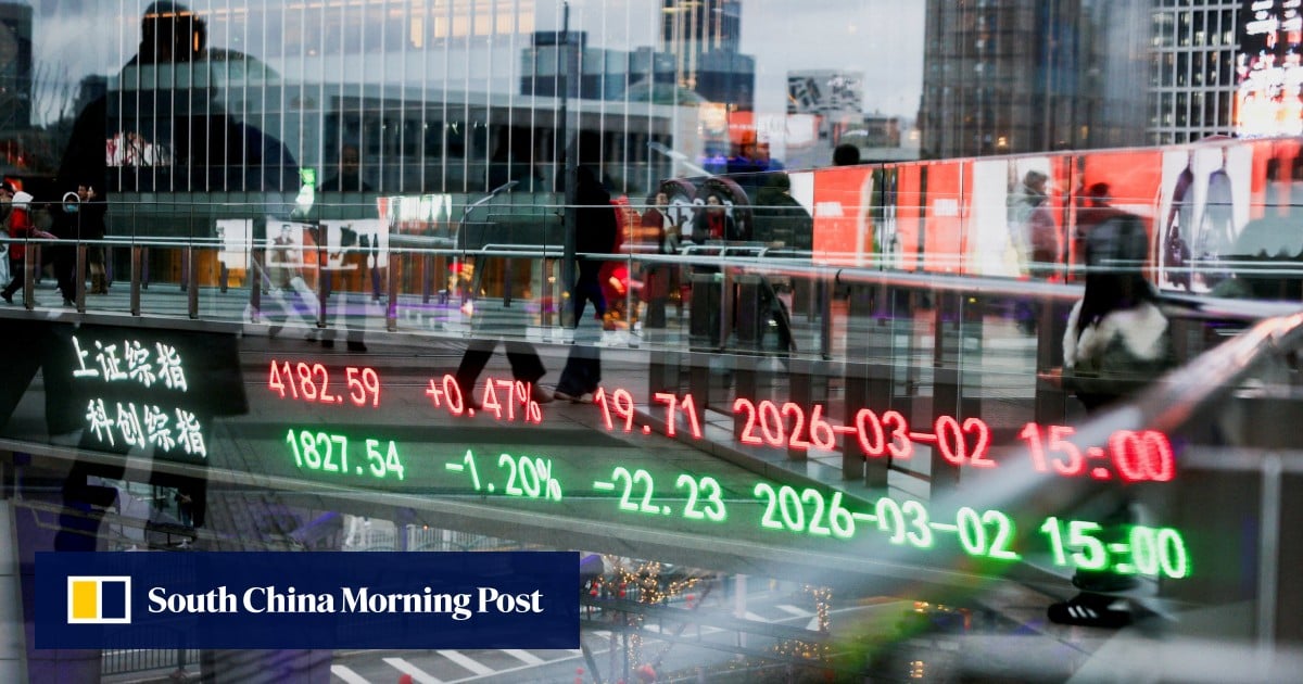 An electronic board shows Shanghai stock indices in the city's Lujiazui financial district. Citgroup has upgraded China to 'overweight' as it looks for assets poised to benefit from a broadening market rally (Ảnh: Reuters)