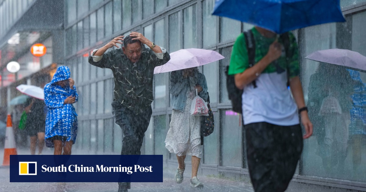 Người đi bộ dũng cảm trong mưa lớn tại Tai Wai vào thứ Ba (Ảnh: Sam Tsang)