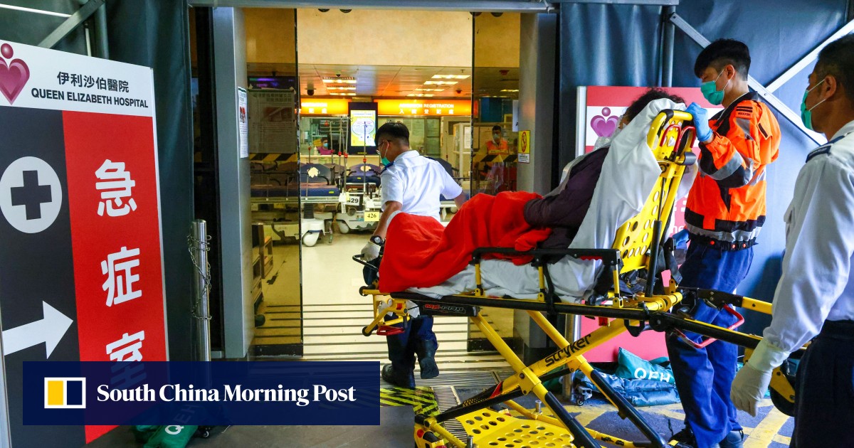Doris Tse của The Hospital Authority cho biết nhân viên xe cứu thương có hướng dẫn rõ ràng về cách xử lý các trường hợp khẩn cấp theo luật mới (Ảnh: Dickson Lee)