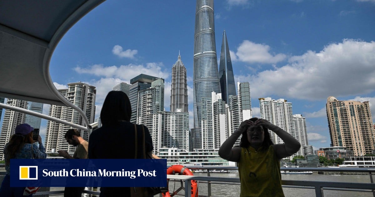 Người dân đi phà trên sông Huangpu qua khu tài chính Lujiazui ở Thượng Hải ngày 23 tháng 9 năm 2024 (Ảnh: AFP)