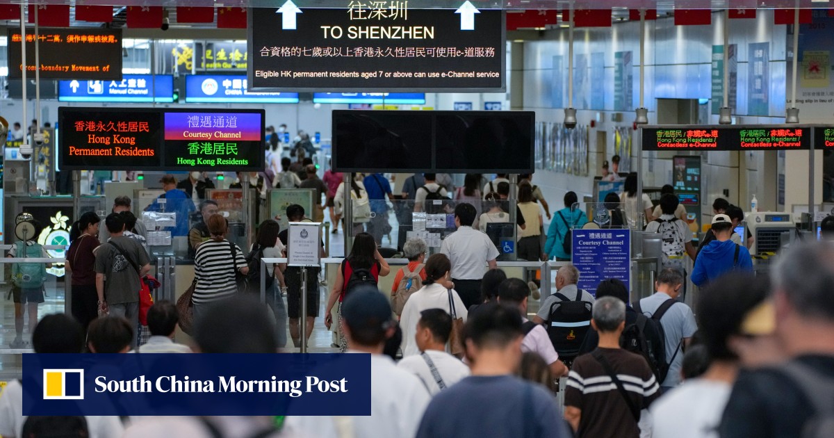 Hành khách qua lại biên giới qua Trạm Kiểm soát Vịnh Thâm Quyến ở Hong Kong ngày 17 tháng 6 (Ảnh: Jelly Tse)