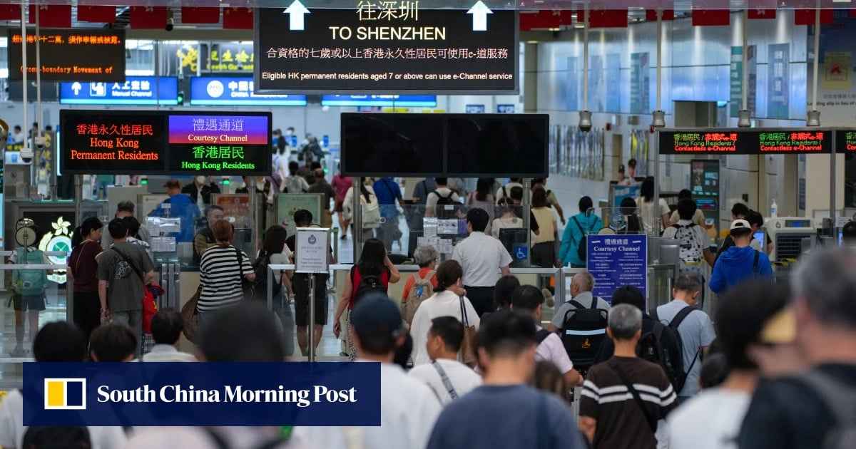 Hành khách qua lại biên giới qua Trạm Kiểm soát Vịnh Thâm Quyến ở Hong Kong ngày 17 tháng 6 (Ảnh: Jelly Tse)