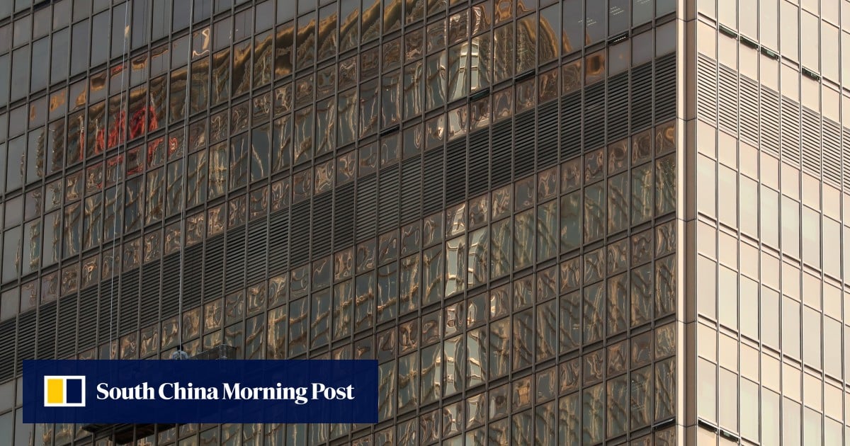 Nhân viên lau kính làm việc tại Far East Finance Centre ở Admiralty (Ảnh: SCMP/Edmond So)