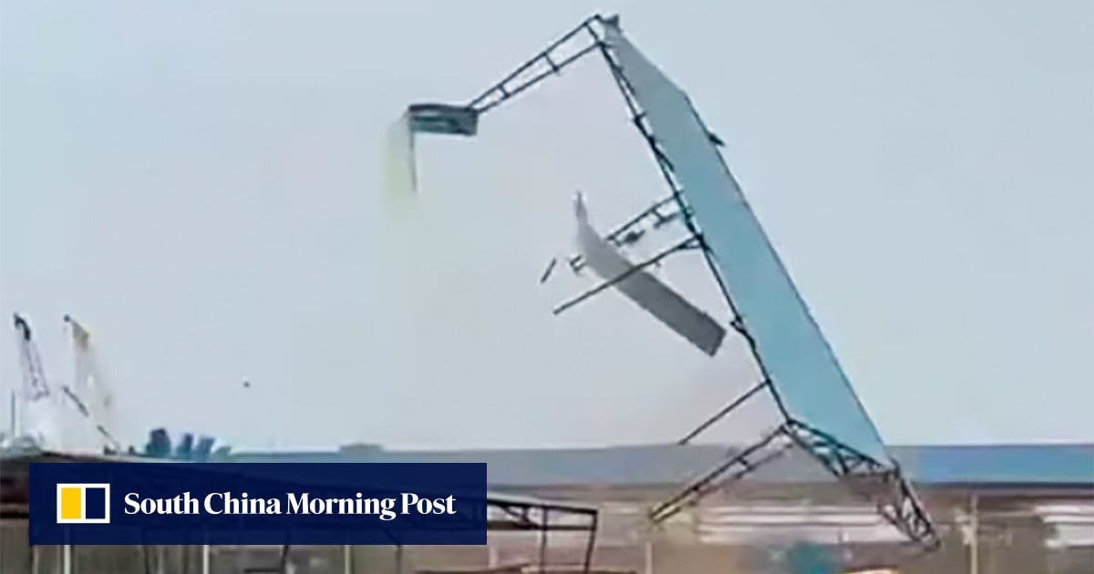 Lốc xoáy làm tốc mái các công trình tại công trường xây dựng ở Batam, Indonesia khiến công nhân tháo chạy (Ảnh: Facebook/Kurniawan Edi)