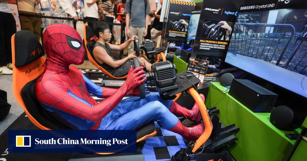 Một khách tham quan trong trang phục Spider-Man thử chơi trò chơi điện tử tại hội chợ Ani-Com & Games Hong Kong kéo dài 5 ngày với nhiều trải nghiệm độc đáo (Ảnh: Elson Li).