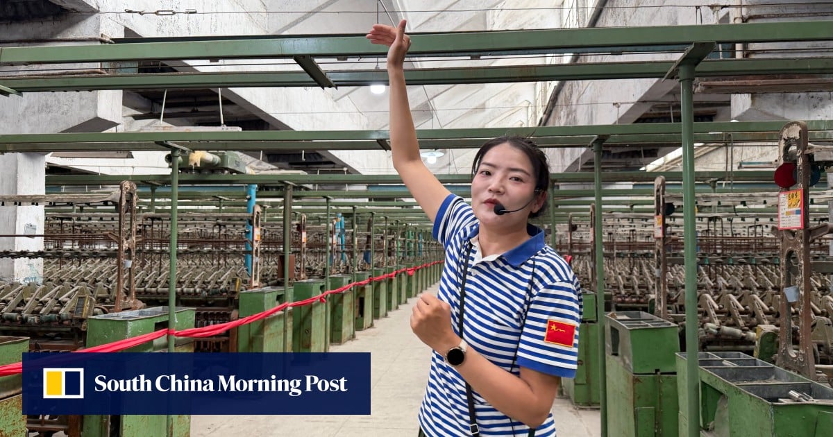 Một hướng dẫn viên tại Tân Cường giải thích lịch sử sản xuất bông của khu vực trong chuyến tham quan nhà máy (Ảnh: Edith Lin)