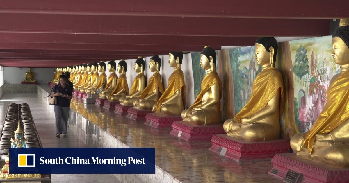 Du khách đi bộ bên trong chùa Wat Phra Mahathat Woramahawihan, ngôi chùa Phật giáo thế kỷ 13 tại thành phố Nakhon Si Thammarat, Thái Lan, ngày 3 tháng 7 (Ảnh: AP)