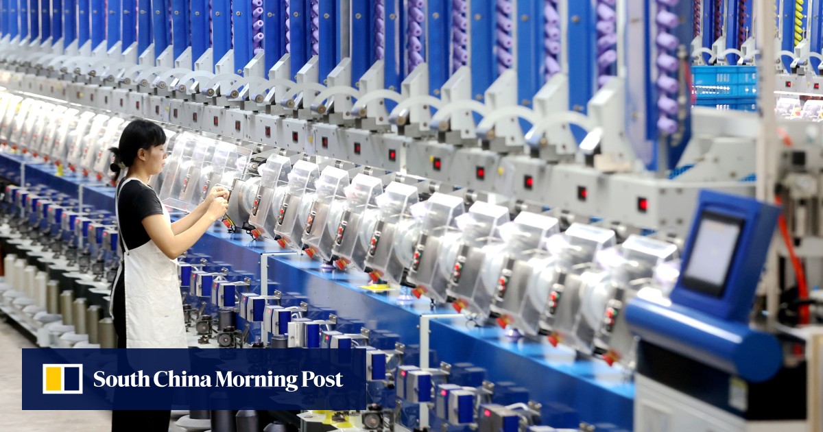 Một công nhân kiểm tra máy quấn cuộn tự động tại một nhà máy ở tỉnh Zhejiang, Trung Quốc tháng trước, trong khi một cuộc khảo sát gần đây cho thấy nhiều doanh nghiệp tư nhân trong nước vẫn đang gặp khó khăn (Ảnh: Xinhua).