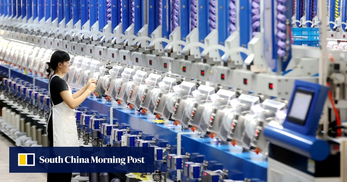 Một công nhân kiểm tra máy quấn cuộn tự động tại một nhà máy ở tỉnh Zhejiang, Trung Quốc tháng trước, trong khi một cuộc khảo sát gần đây cho thấy nhiều doanh nghiệp tư nhân trong nước vẫn đang gặp khó khăn (Ảnh: Xinhua).