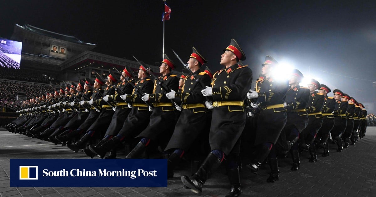 Binh lính Triều Tiên diễu hành trong một cuộc duyệt binh quân sự tại Quảng trường Kim Il-Sung ở Pyongyang vào tháng Hai (Ảnh: KCNA/KNS/AFP)