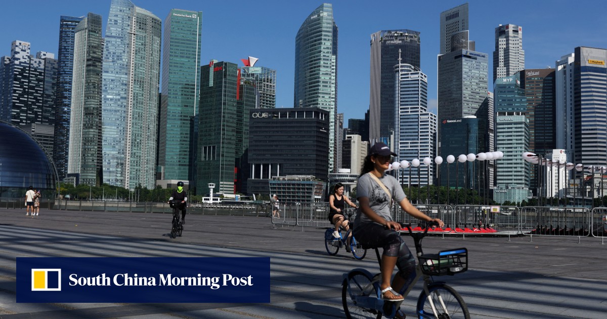 Mọi người đi xe đạp qua đường chân trời của khu trung tâm thương mại ở Singapore, nơi chính quyền đã bắt giữ ba thiếu niên liên quan đến các âm mưu tấn công bằng súng, dao và bom (Ảnh: Reuters)
