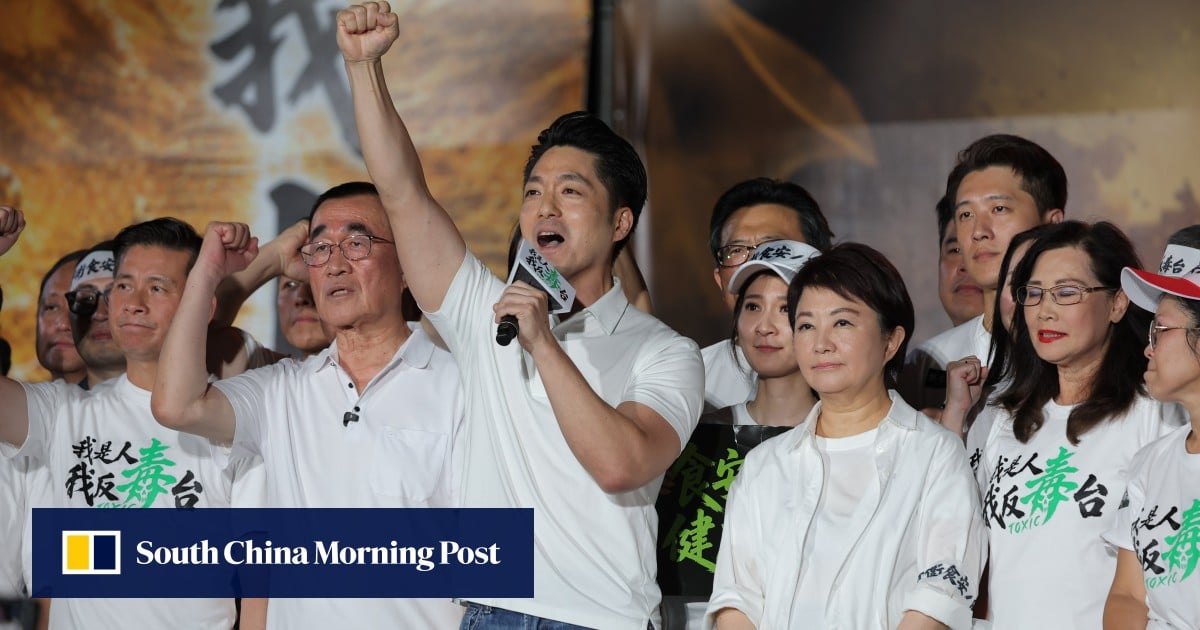 Thị trưởng Taipei Wayne Chiang phát biểu tại cuộc biểu tình (Ảnh: CNA)