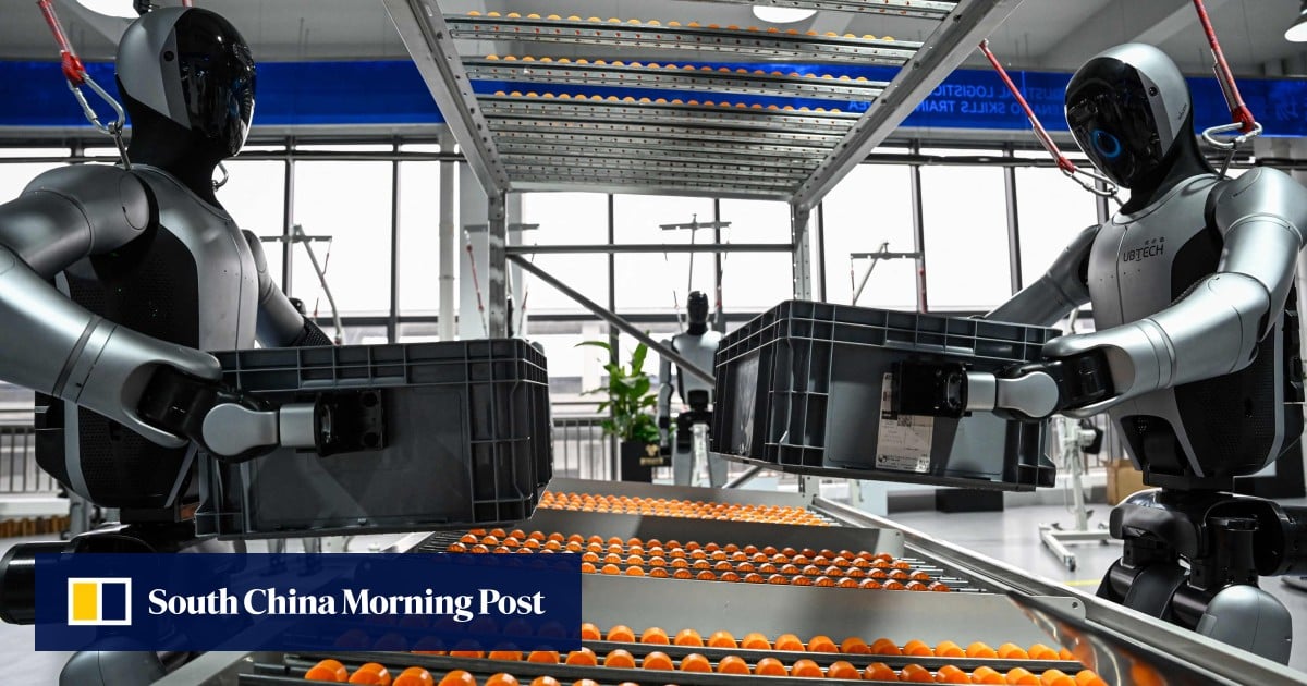 Robot hình người làm việc trên dây chuyền sản xuất mô phỏng tại trung tâm đào tạo robot ở tỉnh Giang Tô, miền đông Trung Quốc (Ảnh: AFP)