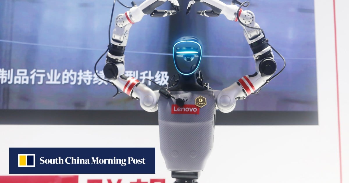 Một robot Lenovo tạo hình trái tim bằng tay tại Hội nghị AI Thế giới 2025 ở Thượng Hải (Ảnh: VCG)