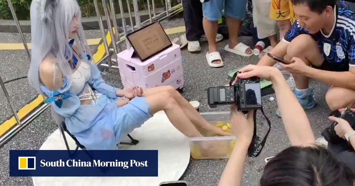 Chinese cosplayer draws crowds by selling lemonade ‘feet juice’