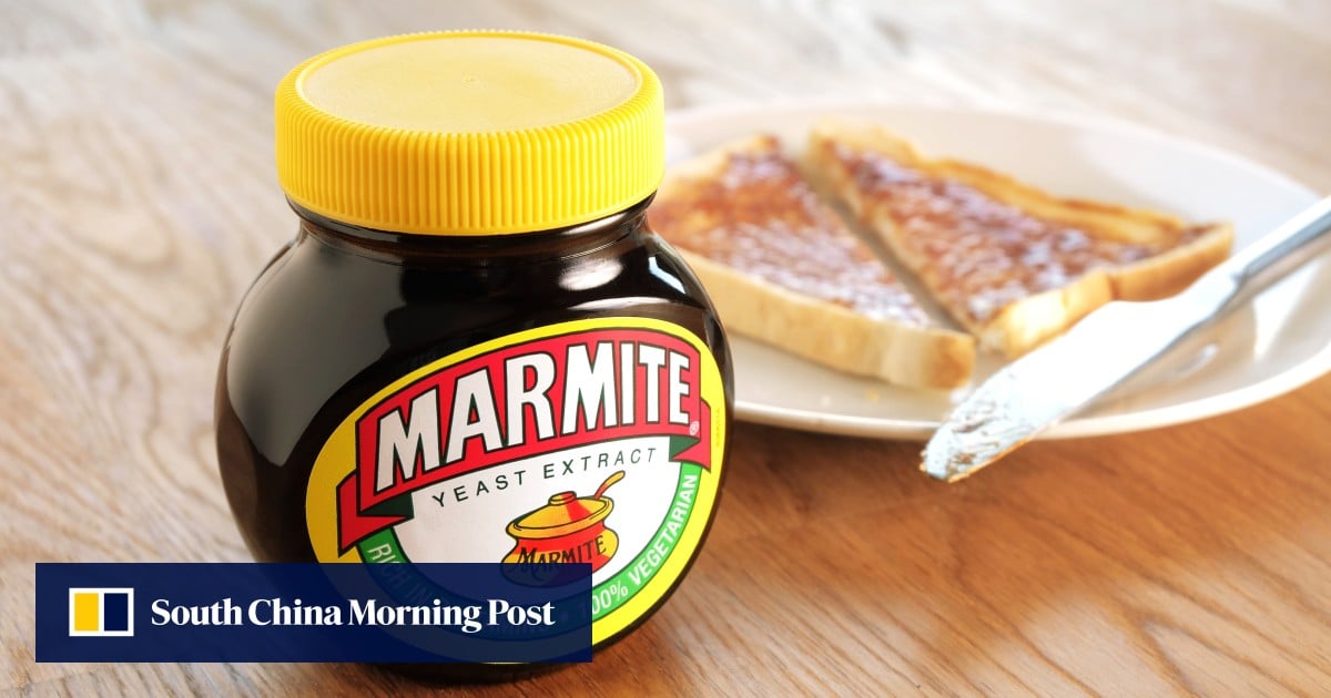 Một lọ Marmite bên cạnh phương tiện ưa thích để thưởng thức loại men nấm gây tranh cãi: một lát bánh mì nướng phết bơ (Ảnh: Shutterstock)