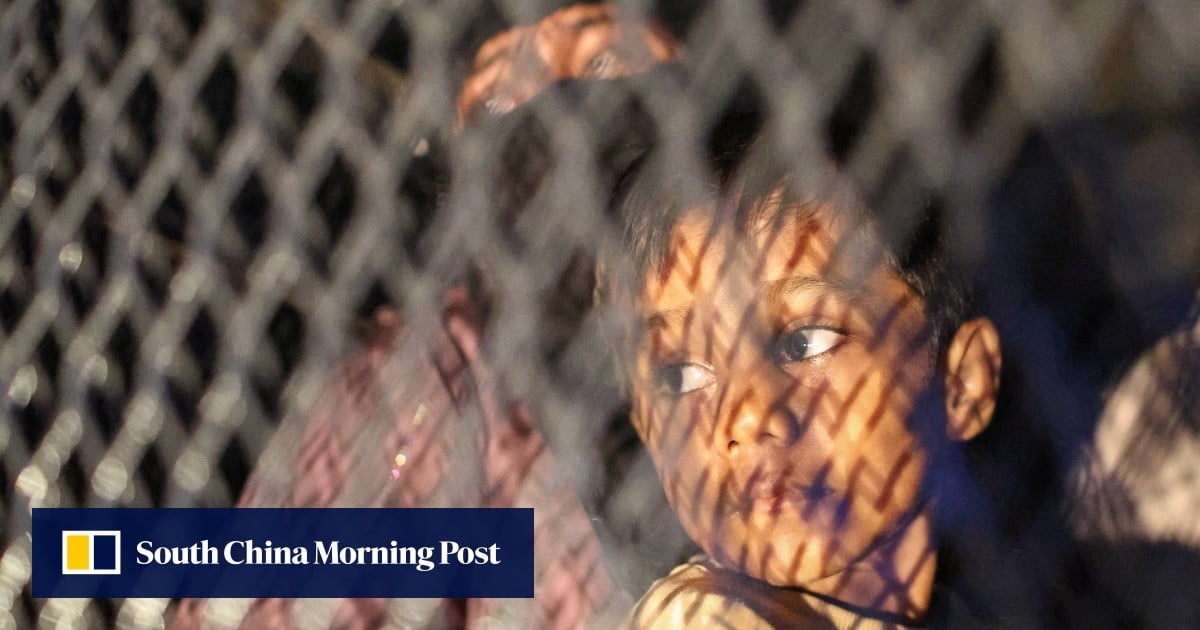 Người tị nạn Rohingya ngồi trong xe tải khi bị cảnh sát đưa đi trước văn phòng Cơ quan Tị nạn Liên Hợp Quốc, sau khi bị trục xuất khỏi nhà ở Kuala Lumpur, Malaysia vào thứ Hai (Ảnh: Reuters)
