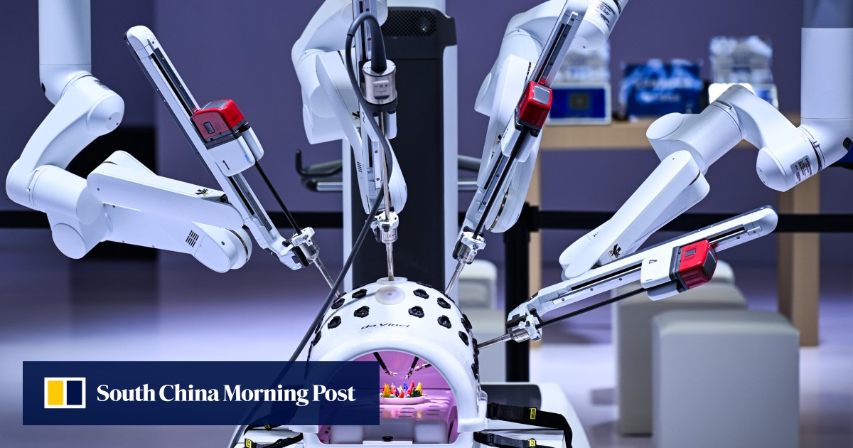 Robot phẫu thuật Trung Quốc tiên phong tiến vào thị trường Việt Nam, thách thức sự thống trị của Mỹ (Ảnh: Xinhua)