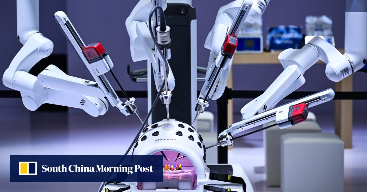 Robot phẫu thuật Trung Quốc tiên phong tiến vào thị trường Việt Nam, thách thức sự thống trị của Mỹ (Ảnh: Xinhua)