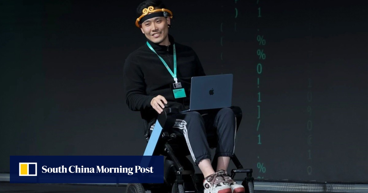 Sau hai ca phẫu thuật khiến anh tạm thời liệt, Wang Ning tự học AI và chế tạo xe lăn điều khiển bằng trí não trong 48 giờ tại một cuộc thi hackathon, giành giải nhất (Ảnh: Sina)