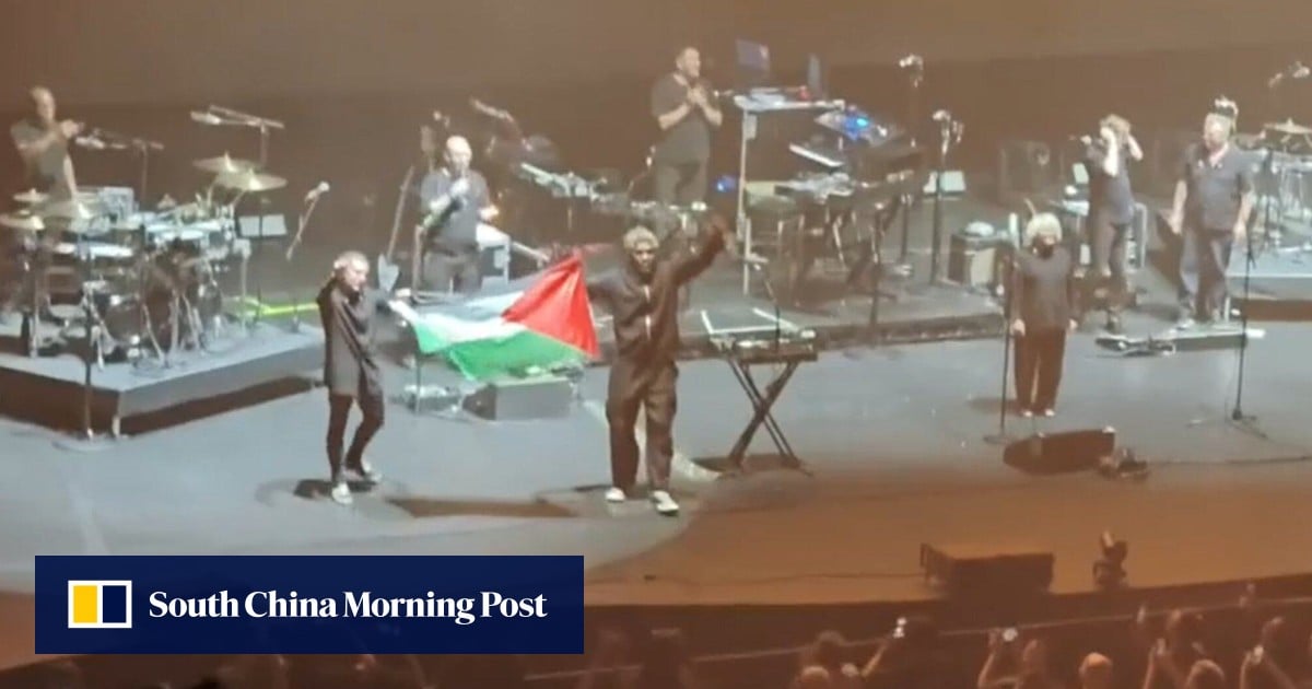 Massive Attack giơ cao lá cờ Palestine trong buổi biểu diễn tại Singapore hôm thứ Tư (Ảnh: Reddit/blushie157)
