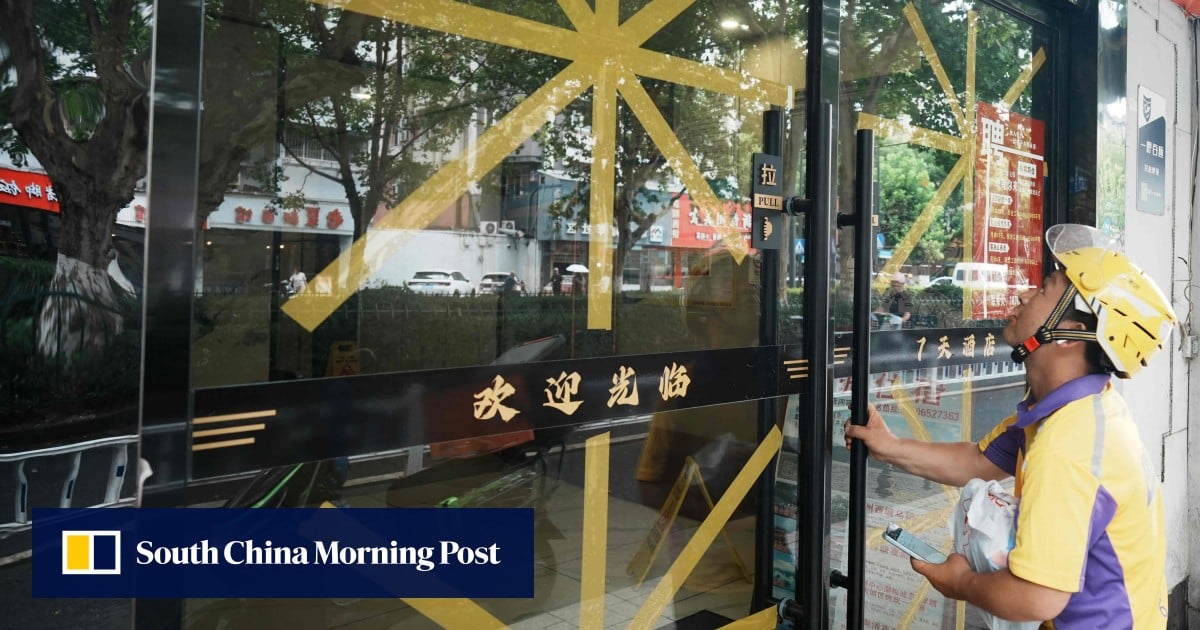 Lavoratori a tempo determinato in Cina osservano con preoccupazione la proposta di legge sulle pensioni
