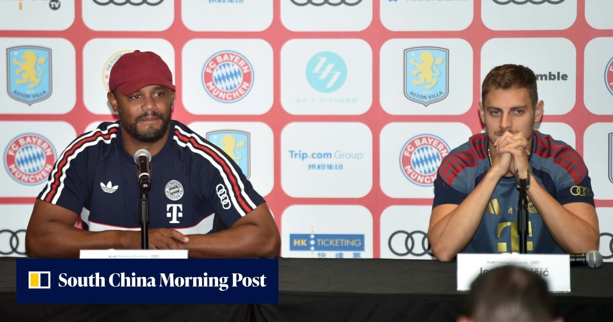 Vincent Kompany durante un incontro stampa a Hong Kong prima di un match con Aston Villa, con il campo di gioco visibile