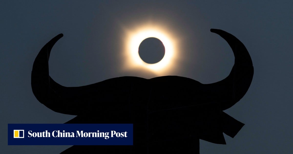 Solar eclipse turns day to night in Spain, wows crowds across Europe