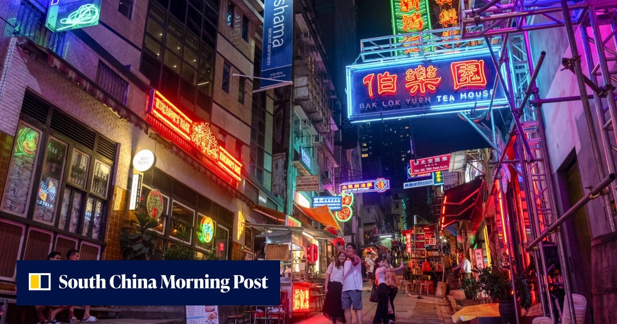 亨利·卡維爾現身香港舊街景拍攝新片，吸引大批粉絲圍觀