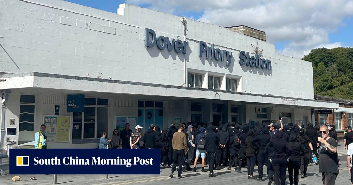 UK government condemns masked anti-immigrant protesters blocking Dover port UK government condemns masked anti-immigrant protesters blocking Dover port