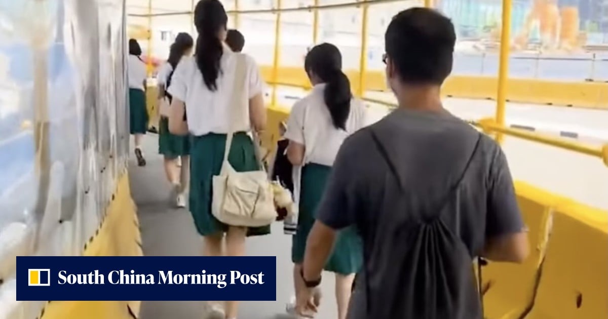 Were smart glasses used in Singapore to film 2 female students?