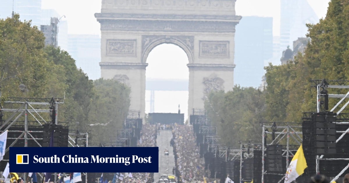 Pope celebrates giant Paris mass in landmark visit