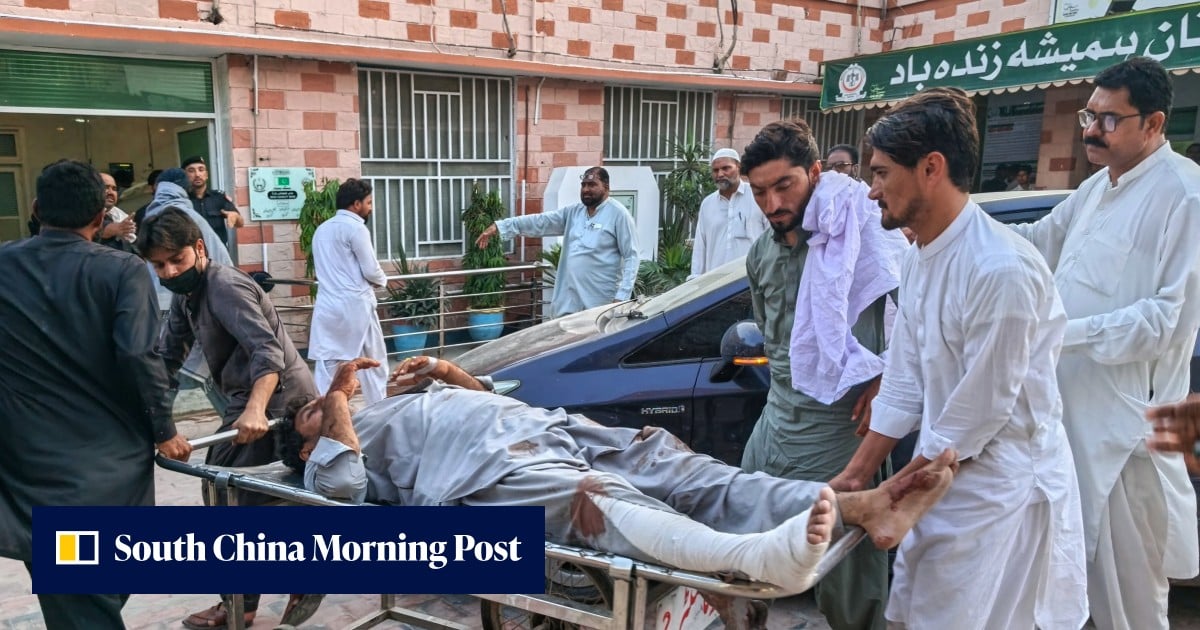 Suicide bombing at police checkpoint in Pakistan kills at least 11