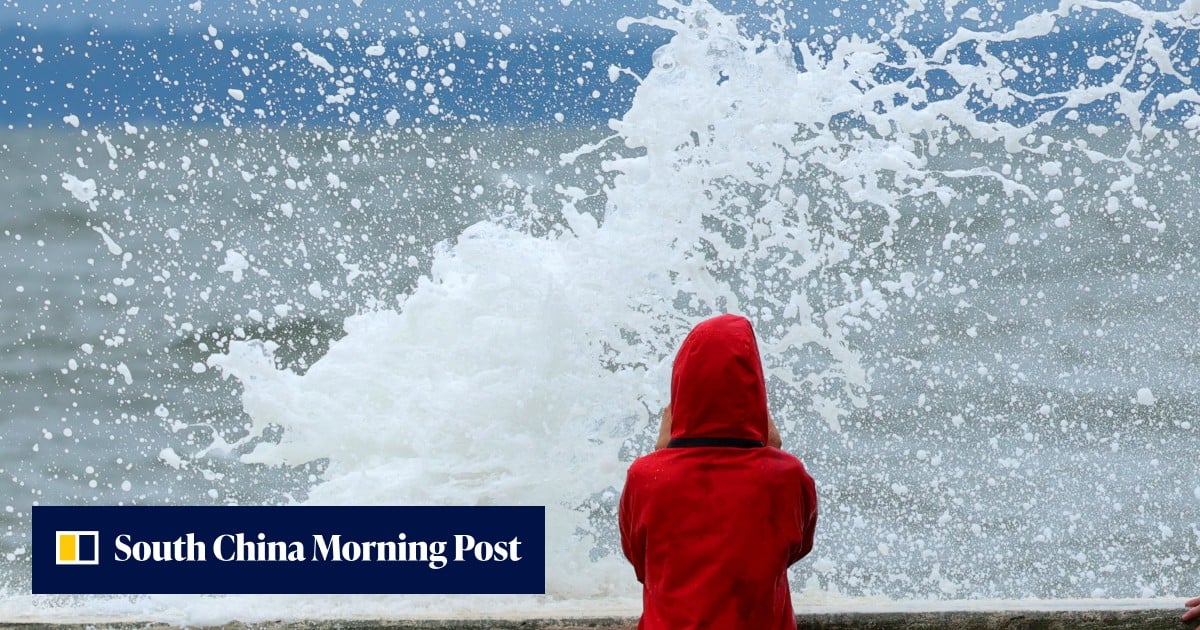 Powerful storm pummels northeast US with rain and high winds