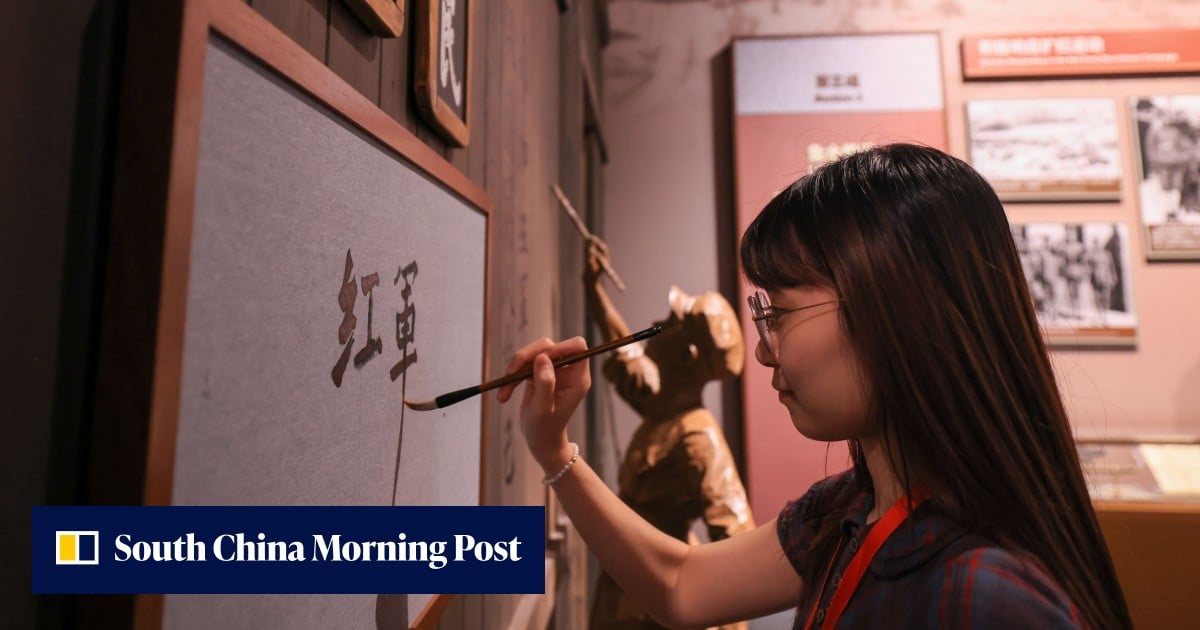 中國紀念長征結束90週年，推出展演、旅遊與電影活動