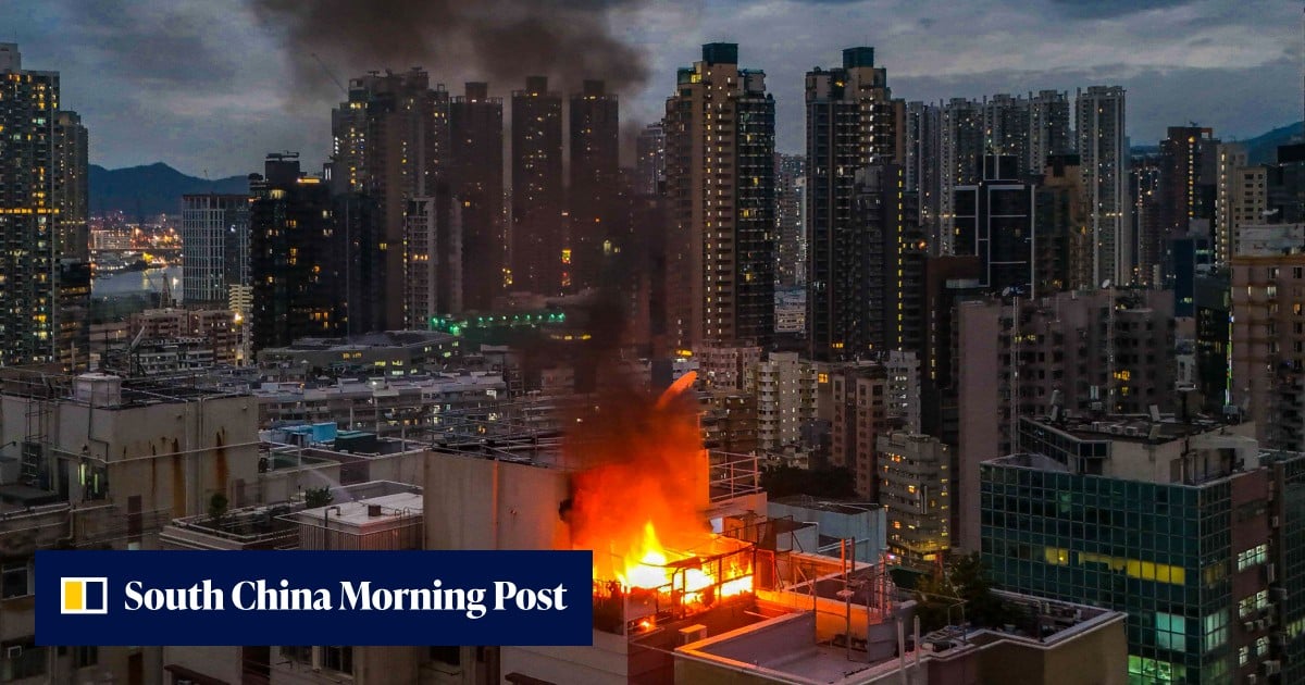 香港旺角住宅樓頂起火，消防員灌救中