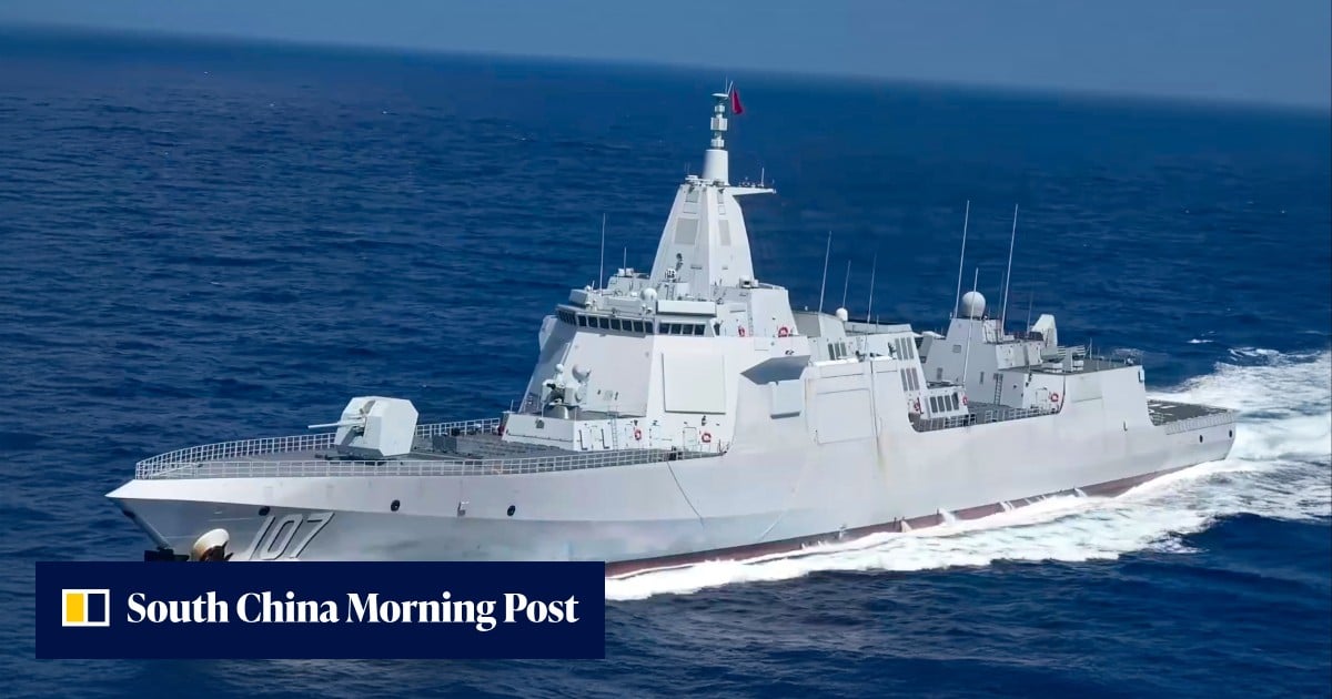 Did a US warship lose power while chasing a Chinese destroyer in the South China Sea?