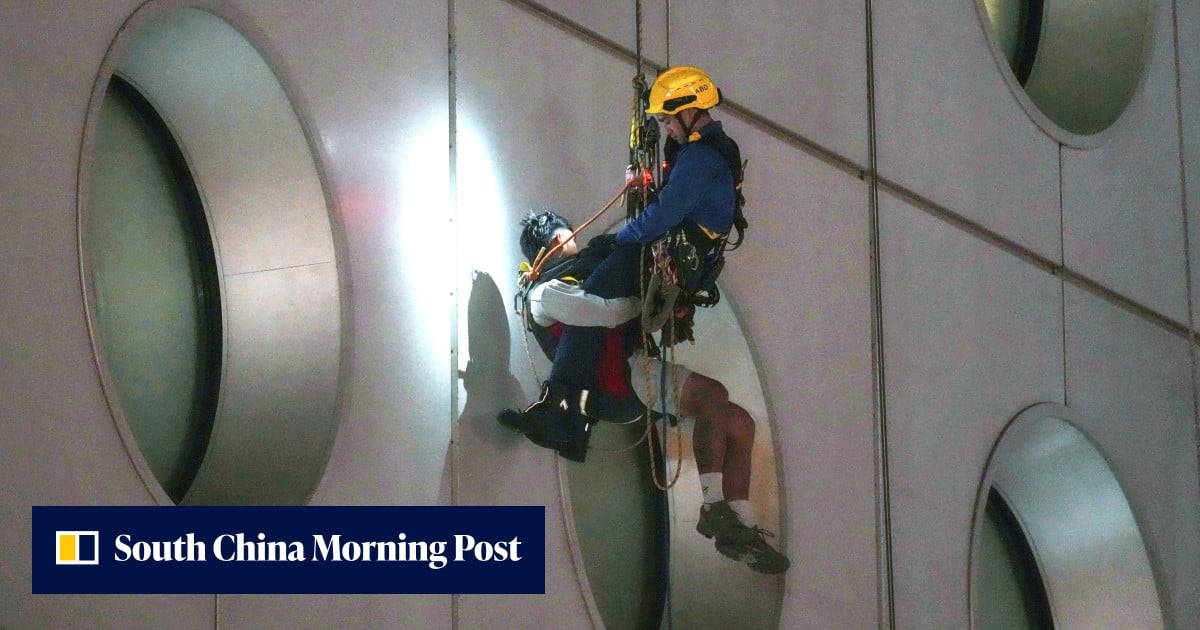 2 workers dangle more than 30 storeys up after Jardine House gondola fault