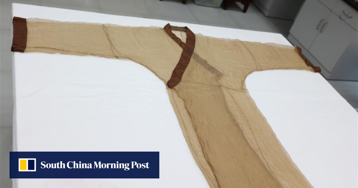 2,000yearold seethrough Chinese gown, the world’s lightest silk