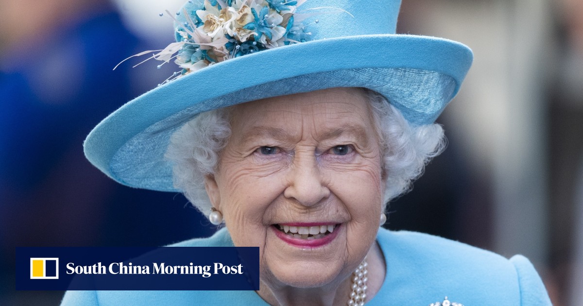 Queen Elizabeth uses handbag to signal staff? #queenelizabeth2 #platin