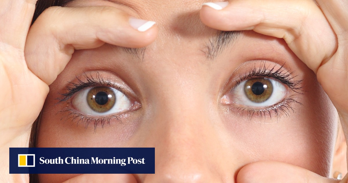 Flashing lights at night head off jet lag by resetting body clock