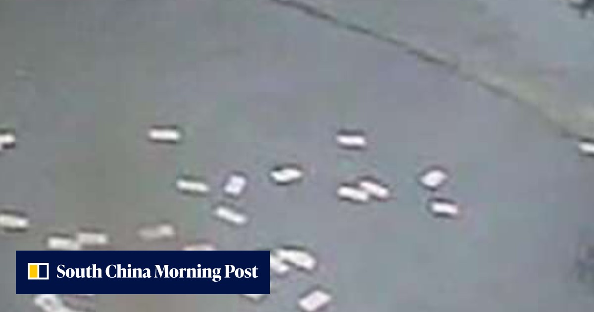 Chinese man loses 30,000 yuan cash in gust of wind ... but passers-by ...