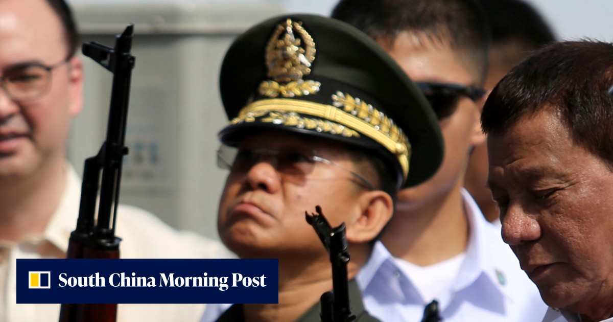 Philippine President Rodrigo Duterte inspects Kalashnikov rifles ...