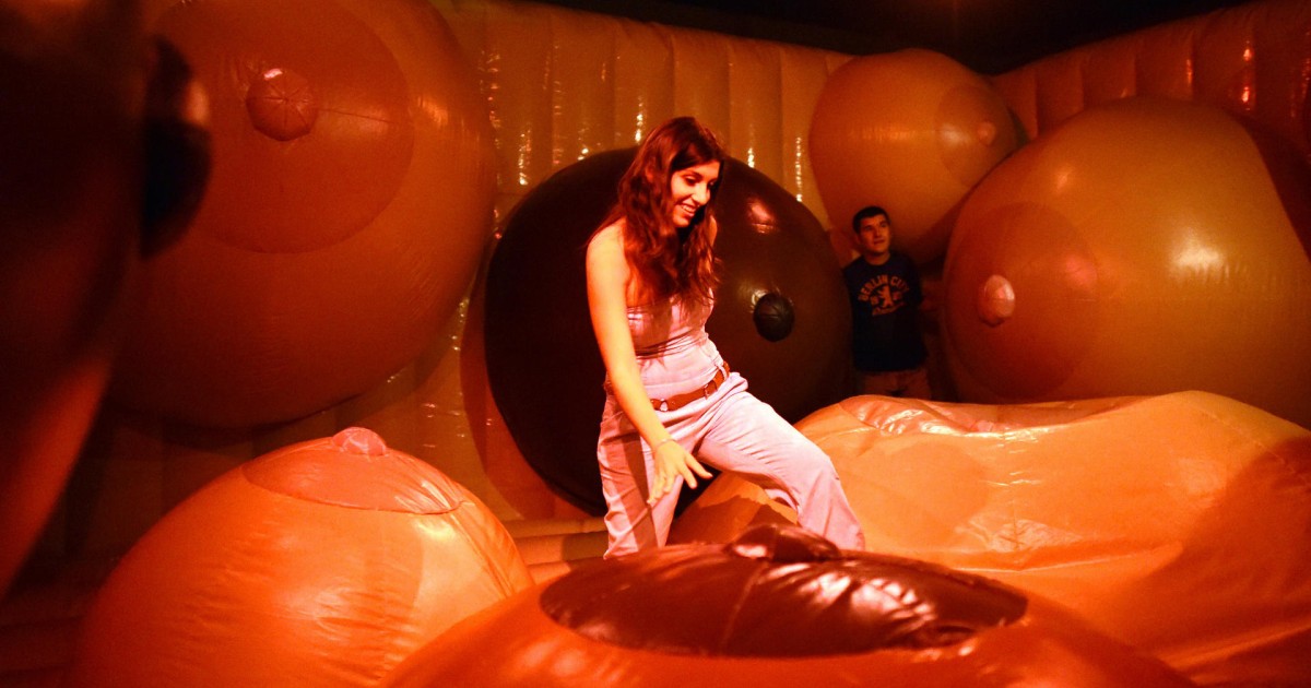boob-bouncy-house-museum-of-sex-new-york (4) 
