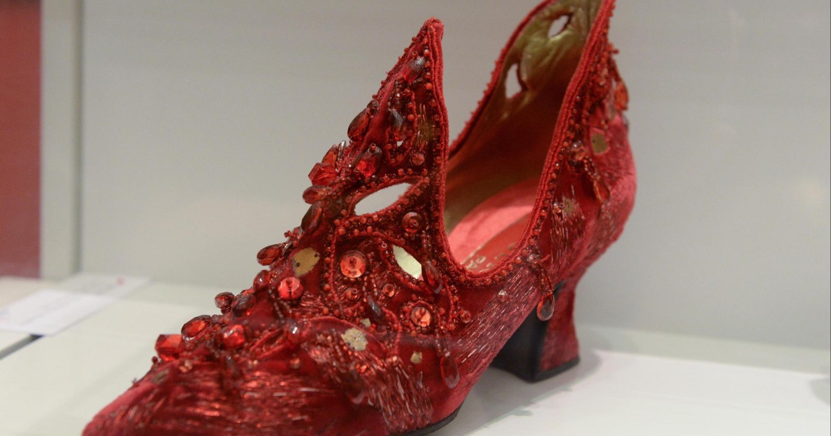 Red-heeled shoes of Louis XIV  Red shoes heels, Louis xiv, Shoes