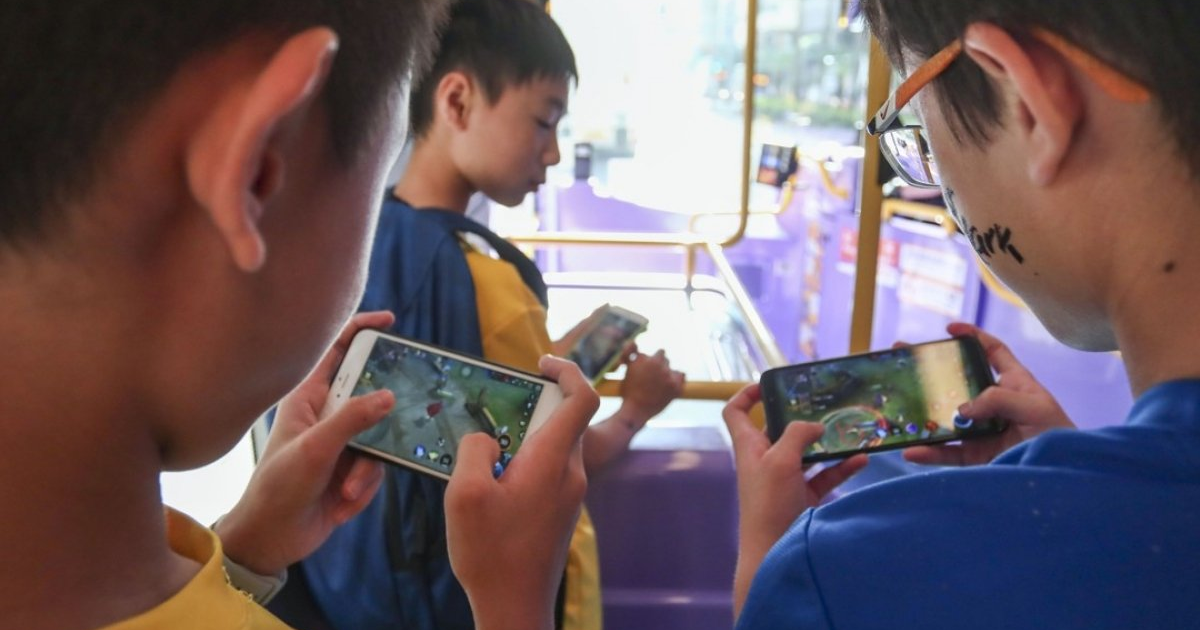 Kids playing sales online games