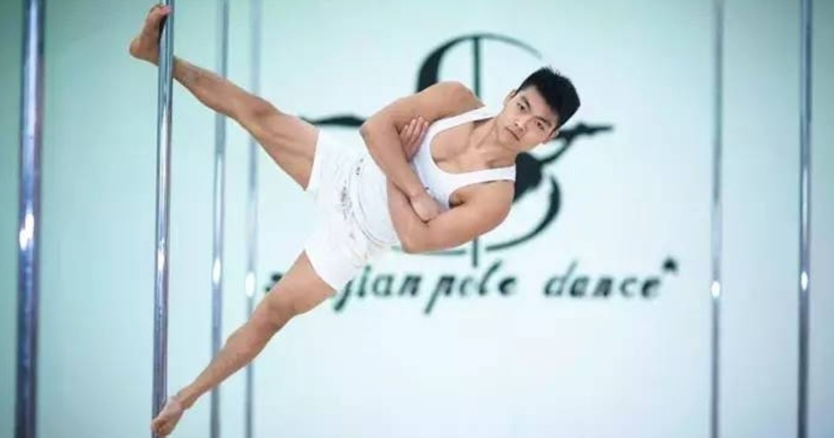 Chinese man from Chengdu loves to pole dance in a revealing sports bra