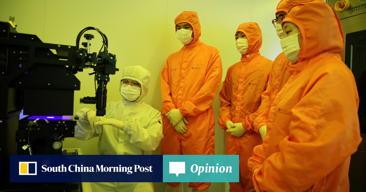Sinh viên ngành kỹ thuật bán dẫn trình diễn thiết bị căn chỉnh tại Đại học Korea ở Seoul ngày 11 tháng 6 khi Hàn Quốc đặt mục tiêu thúc đẩy ngành chip của mình (Ảnh: Reuters)