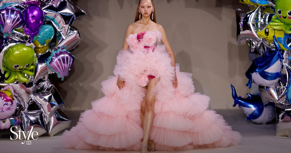 ピンクのレース花柄のParis Giambattista Valliのドレス